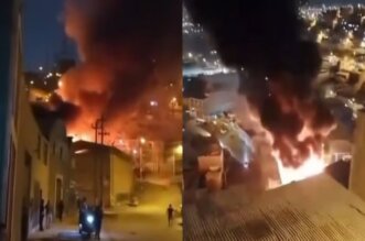 Bomberos continúan combatiendo incendio en una fábrica de insumos químicos.