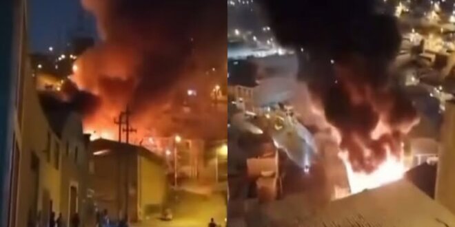 Bomberos continúan combatiendo incendio en una fábrica de insumos químicos.