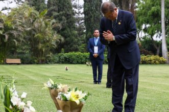 Shigeru Ishiba en el cementerio Campo Fe en Huachipa.