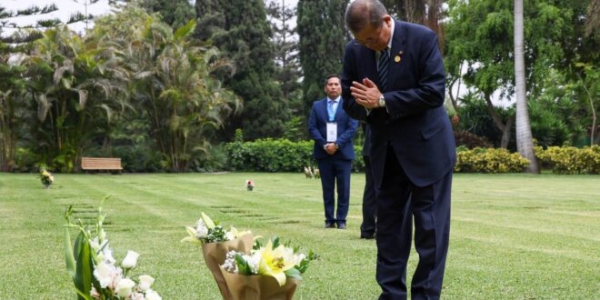 Shigeru Ishiba en el cementerio Campo Fe en Huachipa.