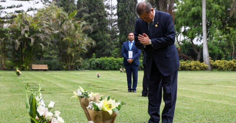 Shigeru Ishiba en el cementerio Campo Fe en Huachipa.