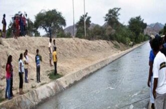 Un menor de 8 años fue arrojado a un canal de regadío.