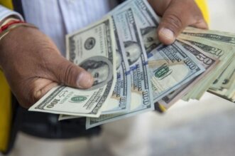 El mercado cambiario reacciona con un alza en el dólar.