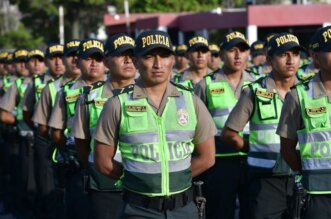 Policías invitados a pasar al retiro.