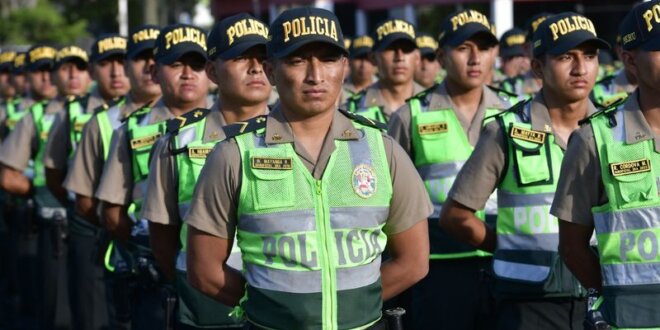 Policías invitados a pasar al retiro.