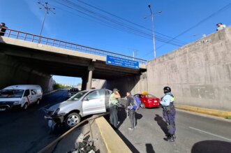 Auto se despista en avenida Venezuela.