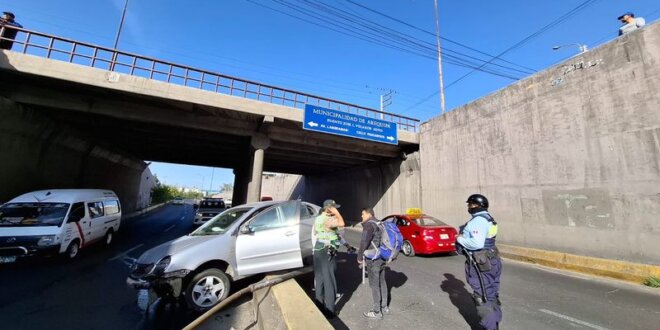 Auto se despista en avenida Venezuela.