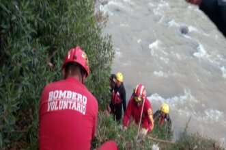 Bomberos recuperan el cadáver.