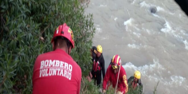 Bomberos recuperan el cadáver.