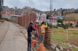 Construcción irregular de muros en Politécnico Húascar.