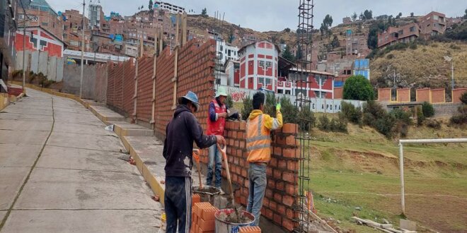 Construcción irregular de muros en Politécnico Húascar.