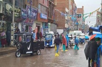 Transeúntes usaron bolsas plásticas para enfrentar las inundaciones.