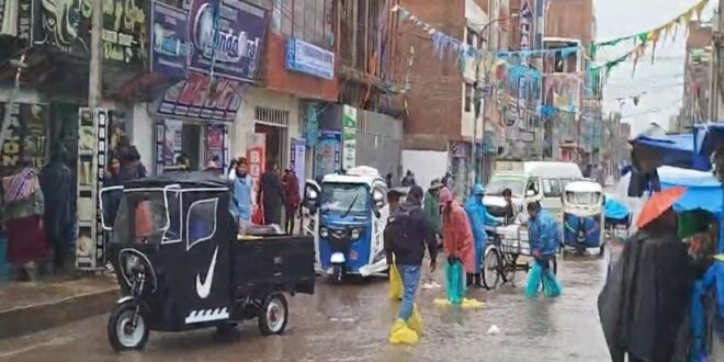 Transeúntes usaron bolsas plásticas para enfrentar las inundaciones.