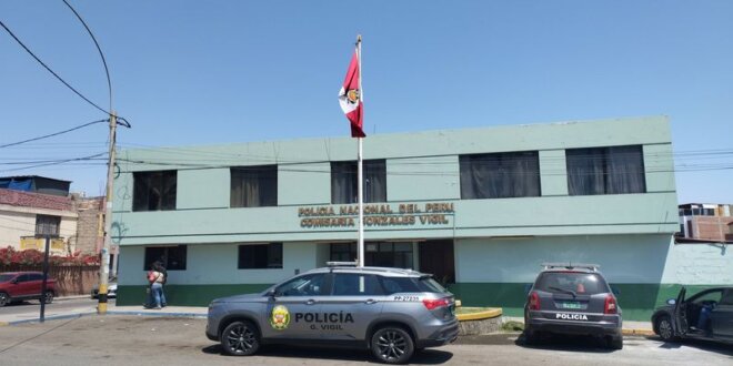 Agentes fueron detenidos en el interior de la comisaría Gonzáles Vigil.