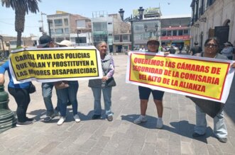 Familia de menor protestó ayer pidiendo la captura de policía Jhon Choque.