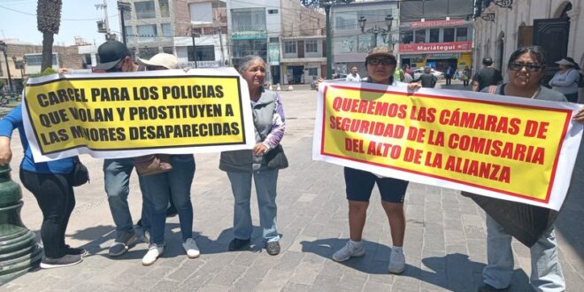 Familia de menor protestó ayer pidiendo la captura de policía Jhon Choque.