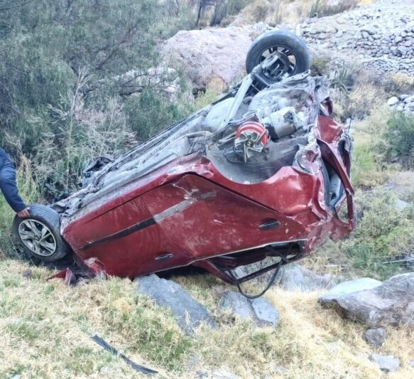 Auto de docente cae a barranco de 70 metros