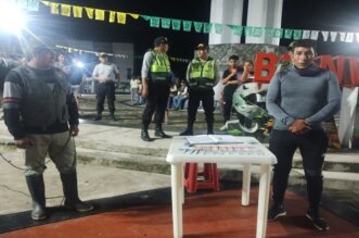 Policías fueron llevados a la Plaza de Armas.