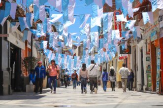 Calles lucen con los colores de la ciudad.