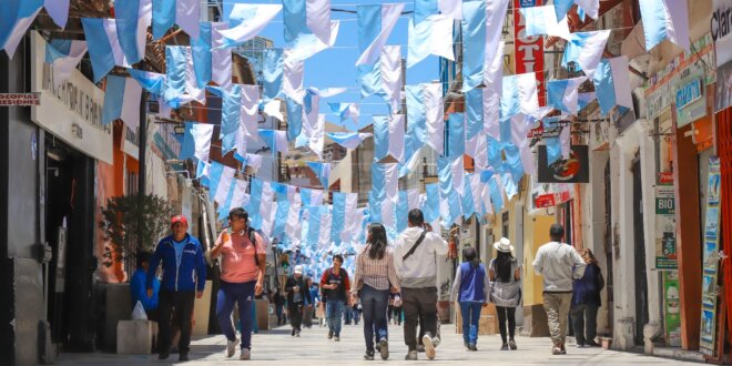 Calles lucen con los colores de la ciudad.