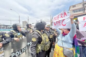 Actos de represión en exteriores de la sede de APEC.