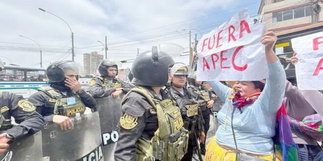 Actos de represión en exteriores de la sede de APEC.