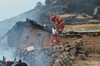 Incendio forestal llega a viviendas en Platería