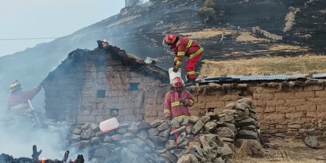 Incendio forestal llega a viviendas en Platería