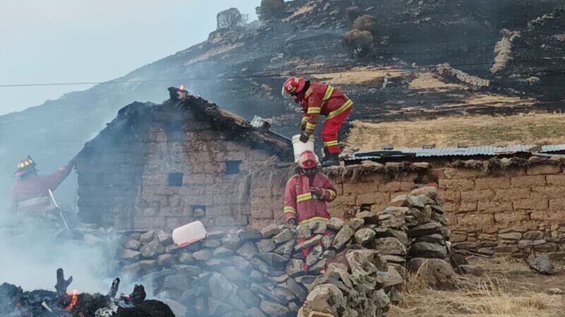 Incendio forestal llega a viviendas en Platería