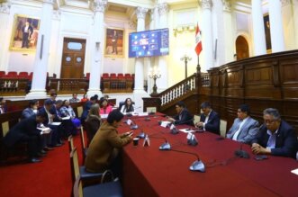 Congreso aprueba ley que establece colegiatura obligatoria para profesionales titulados.