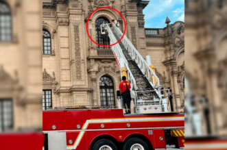 Usan grúa de los Bomberos.