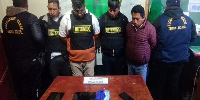 Dentro del automóvil tenían un arma escondido.