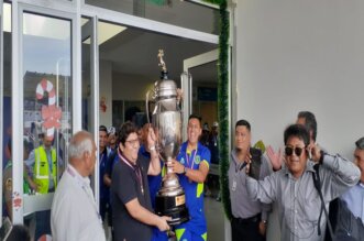 Kevin Laura y Niel Zavala fueron los encargados de salir con el trofeo.