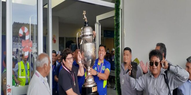 Kevin Laura y Niel Zavala fueron los encargados de salir con el trofeo.