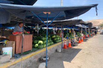 Vendedores de frutas se han instalado en la vía pública.