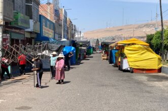 Desde tempranas horas comerciantes dispusieron puestos en la vía pública.