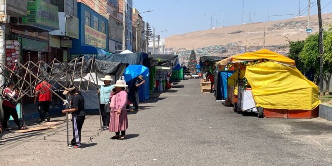 Desde tempranas horas comerciantes dispusieron puestos en la vía pública.