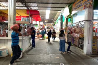 Compradores empiezan a buscar ingredientes para cena de Nochebuena.