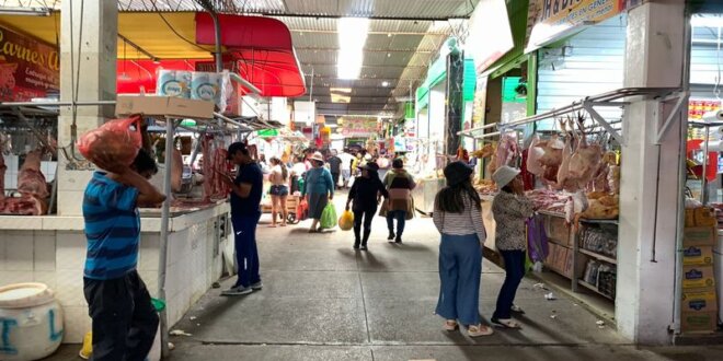 Compradores empiezan a buscar ingredientes para cena de Nochebuena.