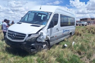 Miniván ocasionó accidente.