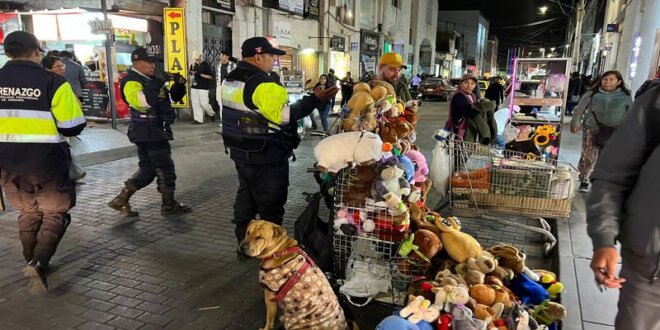 Calles lucen abarrotadas de comerciantes en tiempo de fiestas.