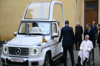 Mercedes Benz entregó al papa Francisco un SUV eléctrico.