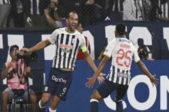 Hernán Barcos renueva con Alianza Lima y anuncia su retiro al final de la temporada 2025.