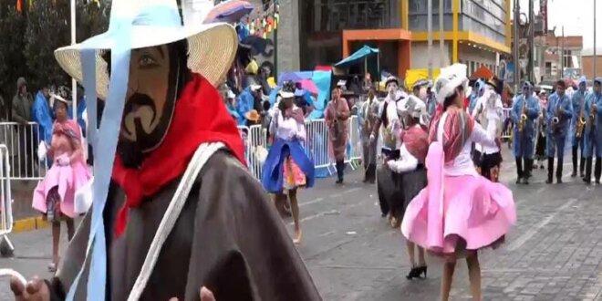 Participan en parada en veneración de la Virgen Inmaculada en Macusani.