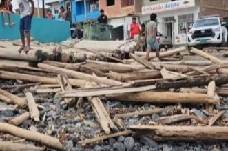 Más de 100 balsas destruidas y redes arrastradas por el mar ponen en riesgo la economía.