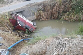 Vehículo terminó sumergido en las aguas de canal de regadío de la localidad.