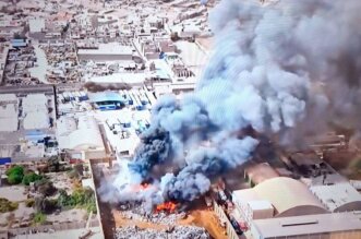 Bomberos combaten incendio en almacén de desechos.