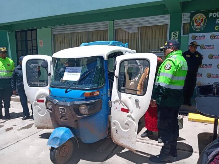 2. ROBAN MOTOTAXI CON UN NINO EN SU INTERIOR FOTON