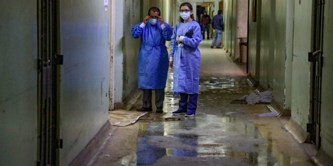 Techos tienen rajaduras por donde entra el agua de lluvia.