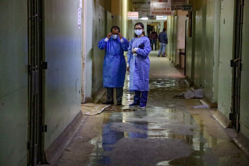 Techos tienen rajaduras por donde entra el agua de lluvia.